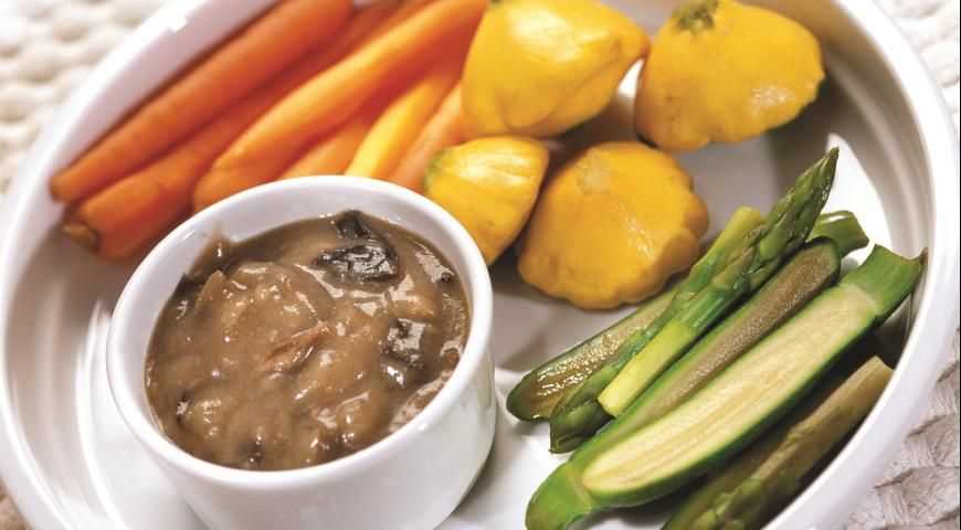 Пикантный грибной соус с чесноком и томатами